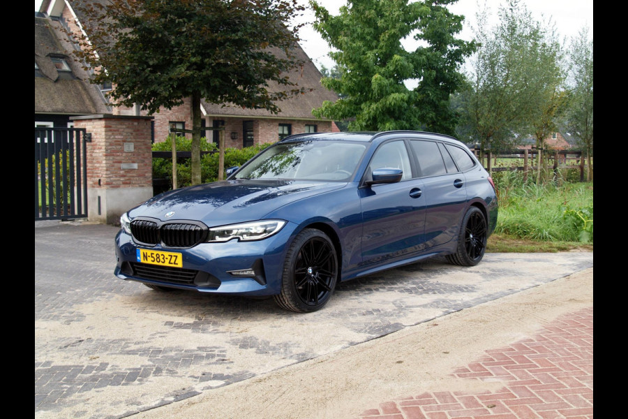 BMW 3 Serie Touring 318i Business Edition | Automaat | Apple Carplay | Navi | 19 Inch | NL-Auto |