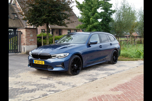 BMW 3 Serie Touring 318i Business Edition | Automaat | Apple Carplay | Navi | 19 Inch | NL-Auto |