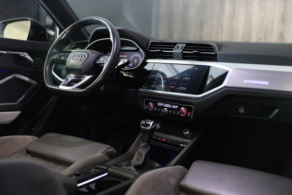 Audi Q3 35 TFSI Edition One / AUT / ACC / Virtual Cockpit / Lane Assist / Dode Hoek / Leder / Navi / Ecc / Led / Open Panoramadak