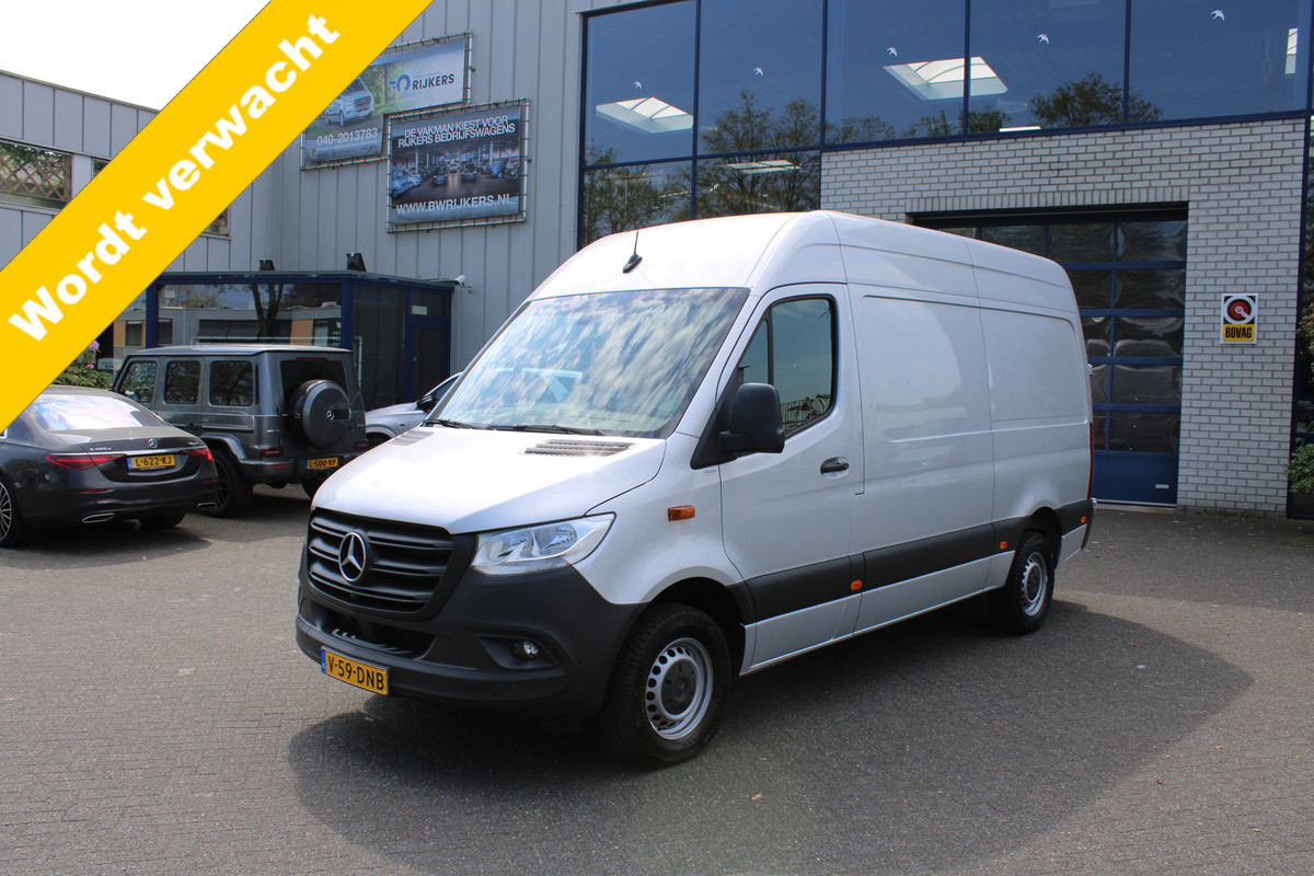 Mercedes-Benz Sprinter 317 CDI L2H2 RWD MBUX met navigatie 360 graden camera en parkeersensoren, Geveerde stoel, Etc.