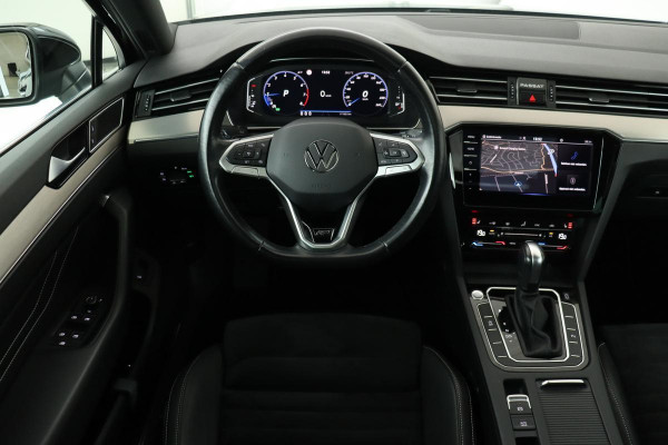 Volkswagen Passat 1.5 TSI R-Line | Panoramadak | Trekhaak | Stoelverwarming | Camera | Alcantara | Virtual Cockpit | Adaptive Cruise | Keyless