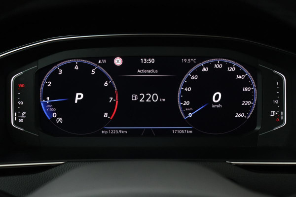 Volkswagen Passat 1.5 TSI R-Line | Panoramadak | Trekhaak | Stoelverwarming | Camera | Alcantara | Virtual Cockpit | Adaptive Cruise | Keyless