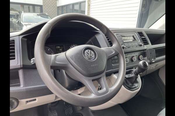 Volkswagen Transporter 2.0 TDI L1H1 Comfortline / vaste prijs rijklaar € 14.950 ex btw / euro 6 diesel / lease vanaf € 274 / airco / cruise / imperial / trekhaak / Bott ingerichte laadruimte !