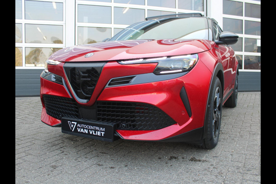 Alfa Romeo junior Elettrica Speciale 54 kWh | Uit voorraad leverbaar | Schuif/Kanteldak | Pack Techno | Brera Red | Dak Zwart