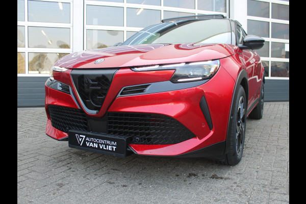 Alfa Romeo junior Elettrica Speciale 54 kWh | Uit voorraad leverbaar | Schuif/Kanteldak | Pack Techno | Brera Red | Dak Zwart