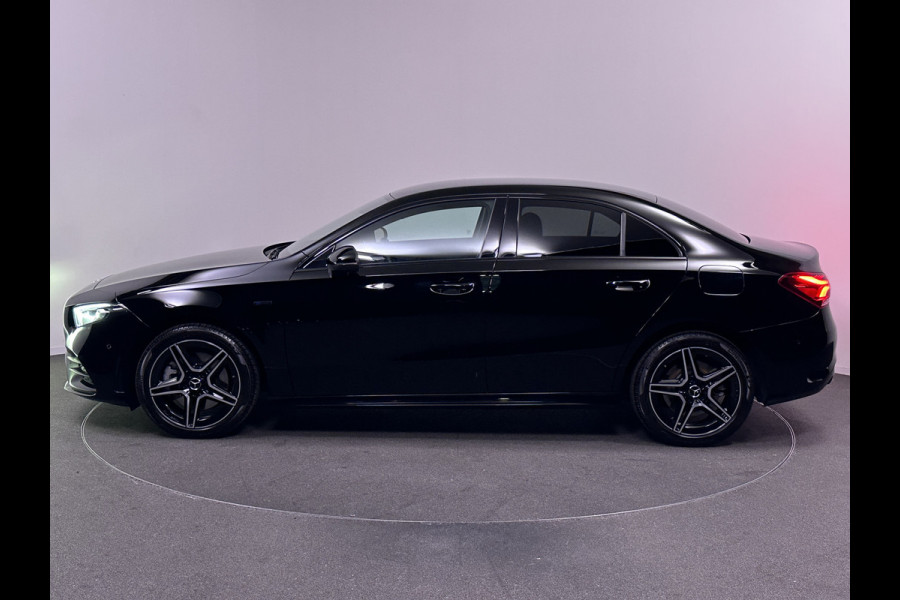 Mercedes-Benz A-Klasse 250 e AMG Night Edition Plug in Hybrid 218pk PHEV | Alcantara Sportstoelen | MBUX Widescreen | Sfeerverlichting | Apple Carplay | Camera |