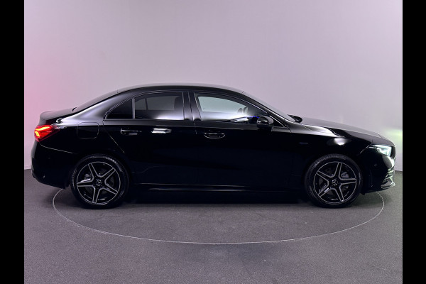 Mercedes-Benz A-Klasse 250 e AMG Night Edition Plug in Hybrid 218pk PHEV | Alcantara Sportstoelen | MBUX Widescreen | Sfeerverlichting | Apple Carplay | Camera |