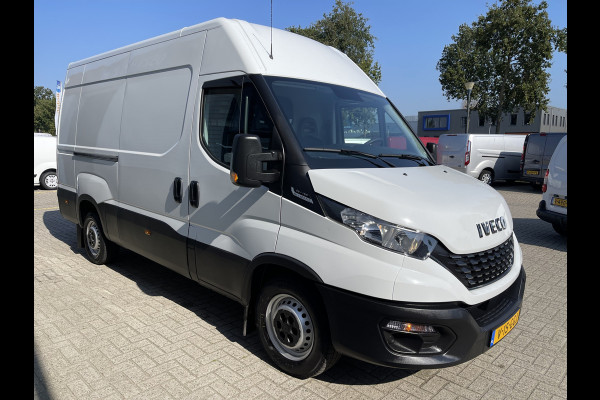 Iveco Daily 35S16V 2.3 automaat L2H2 / vaste prijs rijklaar € 27.950 ex btw / lease vanaf € 500 / climate control / mag 3500 kg trekken / parkeersensoren achter / 270 graden achterdeuren