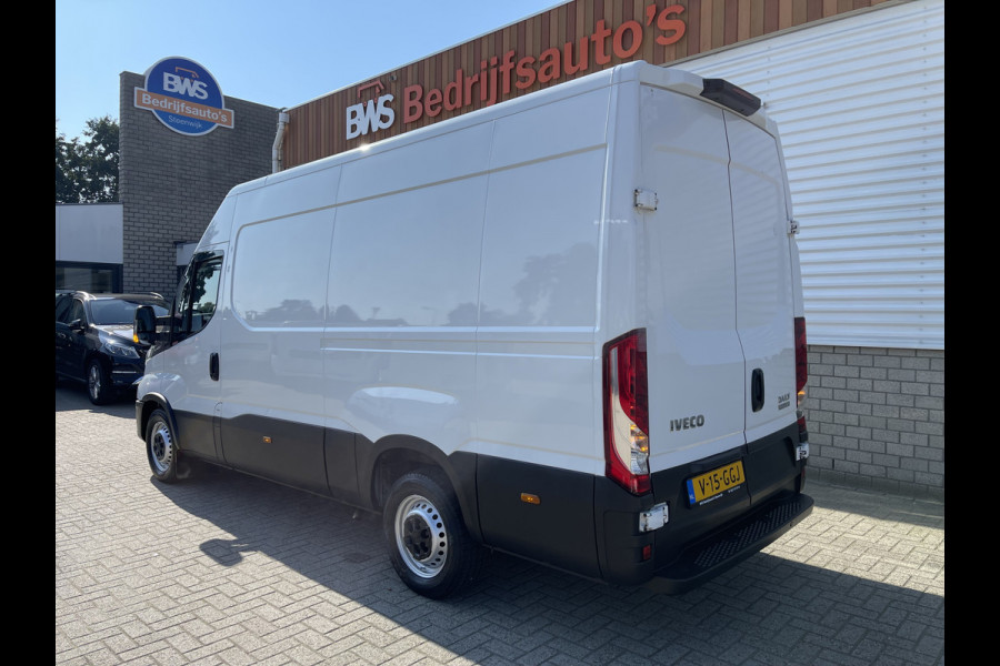 Iveco Daily 35S16V 2.3 automaat L2H2 / vaste prijs rijklaar € 27.950 ex btw / lease vanaf € 500 / climate control / mag 3500 kg trekken / parkeersensoren achter / 270 graden achterdeuren