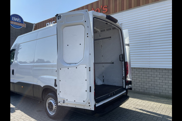 Iveco Daily 35S16V 2.3 automaat L2H2 / vaste prijs rijklaar € 27.950 ex btw / lease vanaf € 500 / climate control / mag 3500 kg trekken / parkeersensoren achter / 270 graden achterdeuren