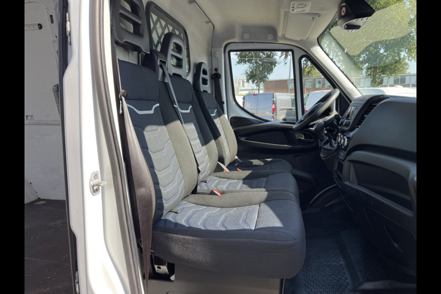 Iveco Daily 35S16V 2.3 automaat L2H2 / vaste prijs rijklaar € 27.950 ex btw / lease vanaf € 500 / climate control / mag 3500 kg trekken / parkeersensoren achter / 270 graden achterdeuren