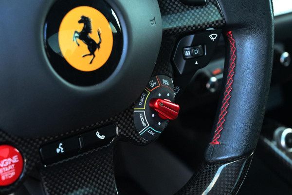 Ferrari 812 6.5 V12 Superfast HELE *Rosso Corsa / Carbon / Lift-Systeem / Daytona Racing Seats / Passenger Display*