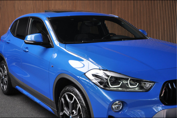 BMW X2 sDrive20i M-pakket Panorama Leder Elektr. achterklep Navi 19'' LM velgen Climate Stoelverwarming PDC LED Zwarte binnenhemel