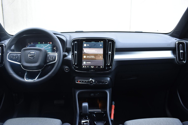 Volvo XC40 B4 211PK Automaat Plus Dark Adaptieve cruis control / Harman kardon / Elektrische stoelen / DAB+ / Volvo On-Call