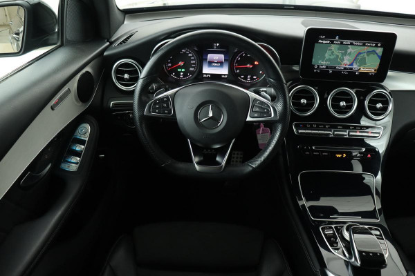 Mercedes-Benz GLC 300 4MATIC AMG Night | Adaptive cruise | Stoelverwarming | Camera | Full LED | Navigatie | Climate control | Getint glas