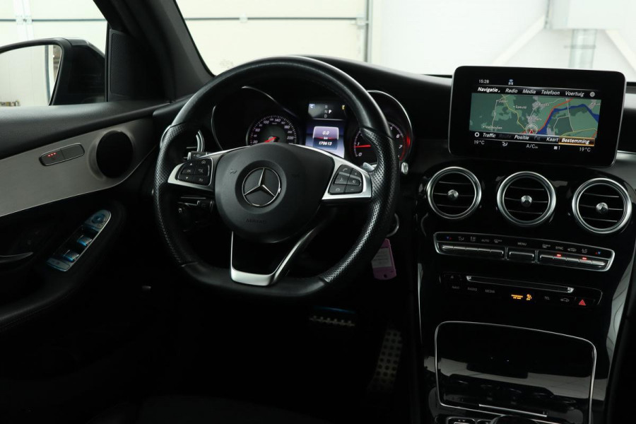 Mercedes-Benz GLC 300 4MATIC AMG Night | Adaptive cruise | Stoelverwarming | Camera | Full LED | Navigatie | Climate control | Getint glas