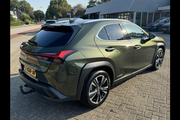 Lexus UX 250h Preference Line 183pk Automaat | Trekhaak | Adaptieve Cruise | Dodehoeksensoren | Achteruitrijcamera | LED Koplampen