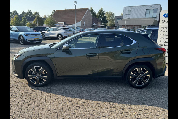 Lexus UX 250h Preference Line 183pk Automaat | Trekhaak | Adaptieve Cruise | Dodehoeksensoren | Achteruitrijcamera | LED Koplampen