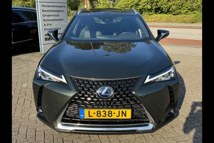 Lexus UX 250h Preference Line 183pk Automaat | Trekhaak | Adaptieve Cruise | Dodehoeksensoren | Achteruitrijcamera | LED Koplampen