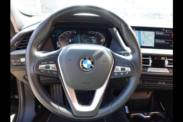 BMW 1-serie 118i High Executive Navigatie Apple Carplay/Android Auto  Parkeersensoren Virtual Cockpit Stoelverwarming Cruise Control Ledverlichting Sfeerverlichting Getinte ramen Climate Control