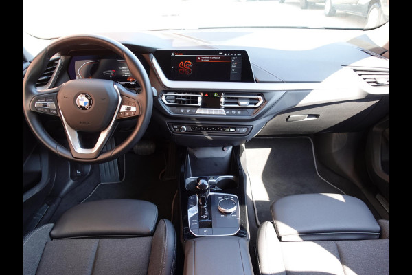 BMW 1-serie 118i High Executive Navigatie Apple Carplay/Android Auto  Parkeersensoren Virtual Cockpit Stoelverwarming Cruise Control Ledverlichting Sfeerverlichting Getinte ramen Climate Control