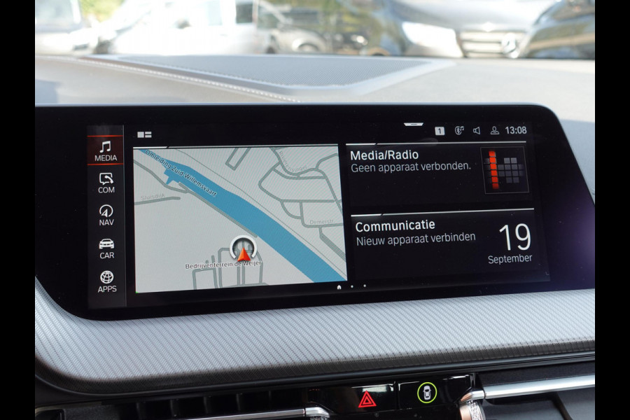 BMW 1-serie 118i High Executive Navigatie Apple Carplay/Android Auto  Parkeersensoren Virtual Cockpit Stoelverwarming Cruise Control Ledverlichting Sfeerverlichting Getinte ramen Climate Control