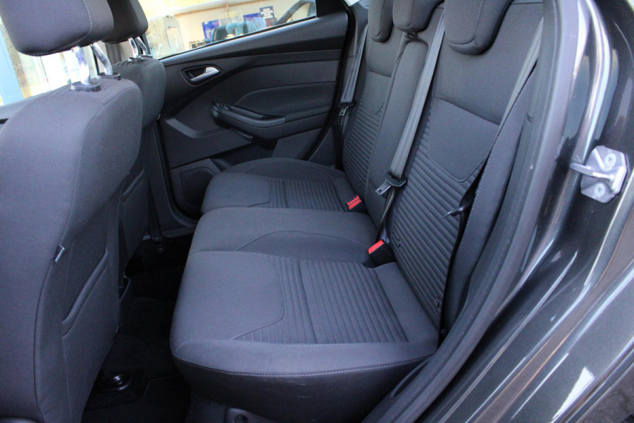 Ford Focus 1.5 Titanium | Wegklapbare Trekhaak | Climate Control | Navigatie | Lichtmetalen Velgen | Cruise Control |