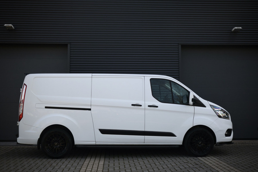 Ford Transit Custom 300 2.0 TDCI L2H1 | Camera | CarPlay | Raptor Edition | Stoelverwarming | Trekhaak | 3-Zitter | Nieuwe APK | Onderhoudsbeurt