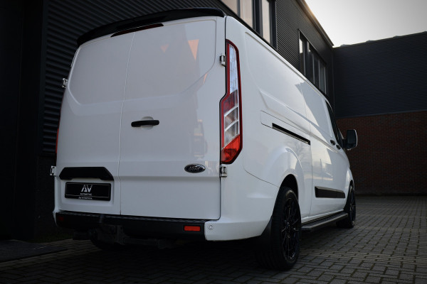 Ford Transit Custom 300 2.0 TDCI L2H1 | Camera | CarPlay | Raptor Edition | Stoelverwarming | Trekhaak | 3-Zitter | Nieuwe APK | Onderhoudsbeurt