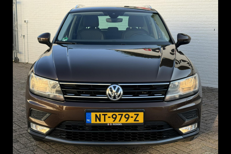 Volkswagen Tiguan 1.4 TSI ACT Highline Trekhaak Navigatie Adaptive cruise Pdc voor en achter Clima