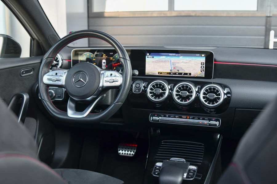 Mercedes-Benz A-Klasse 200 AMG Night ed, Pano, Camera, Sfeer, CarPlay!