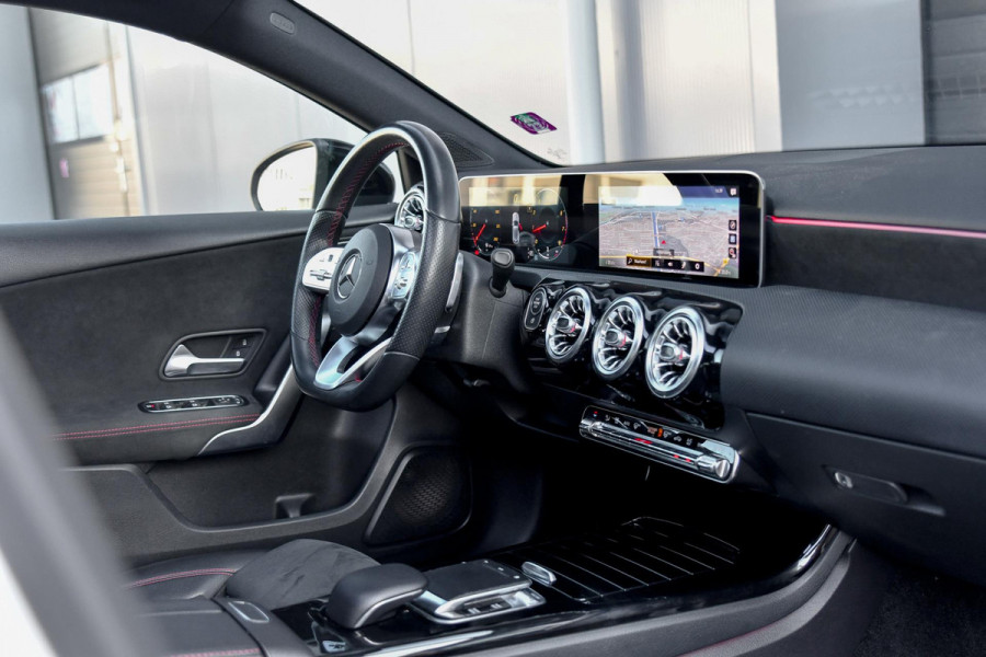 Mercedes-Benz A-Klasse 200 AMG Night ed, Pano, Camera, Sfeer, CarPlay!