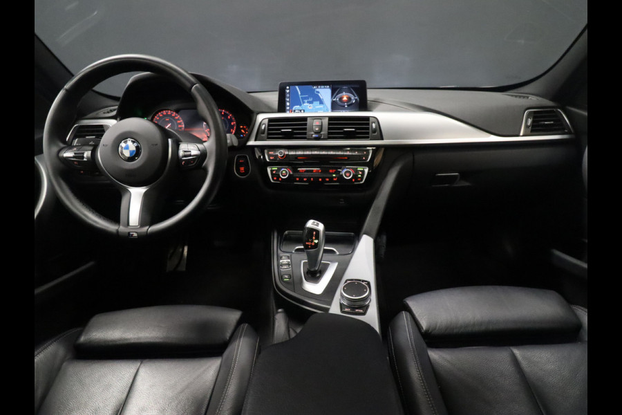 BMW 3 Serie Touring 318i M Sport [SCHUIFKANTELDAK, APPLE CARPLAY, SPORTONDERSTEL, CAMERA, DIGITAL DASHBOARD, VOL LEDER, GROOT NAVIGATIE, NIEUWSTAAT]