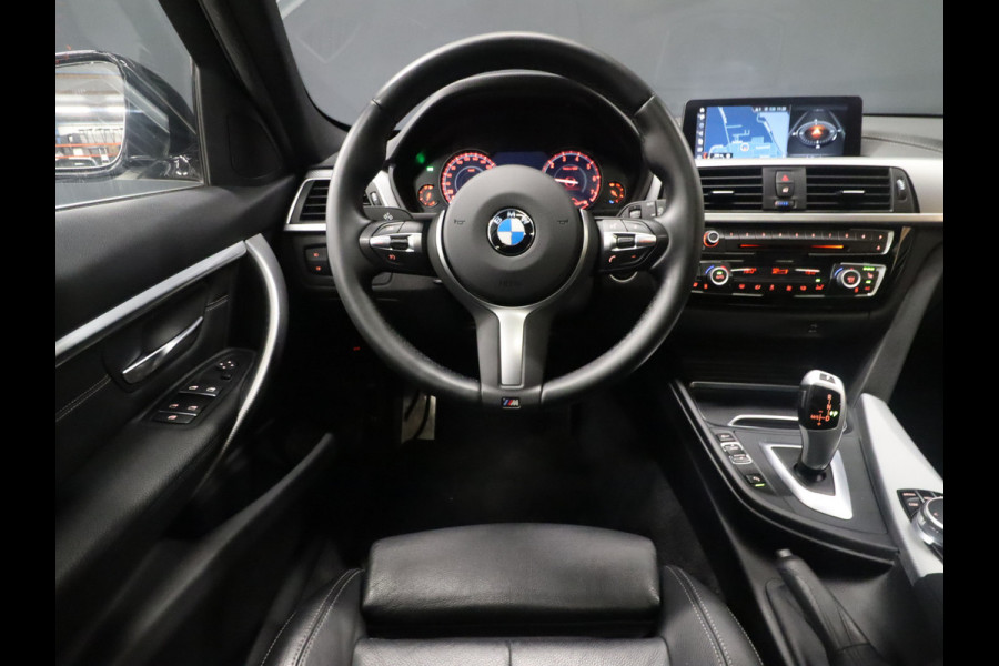 BMW 3 Serie Touring 318i M Sport [SCHUIFKANTELDAK, APPLE CARPLAY, SPORTONDERSTEL, CAMERA, DIGITAL DASHBOARD, VOL LEDER, GROOT NAVIGATIE, NIEUWSTAAT]