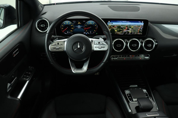 Mercedes-Benz B-Klasse 180 AMG | Panoramadak | Carplay | Trekhaak | Stoelverwarming | Camera | Half leder | Full LED | Park Assist | Navigatie