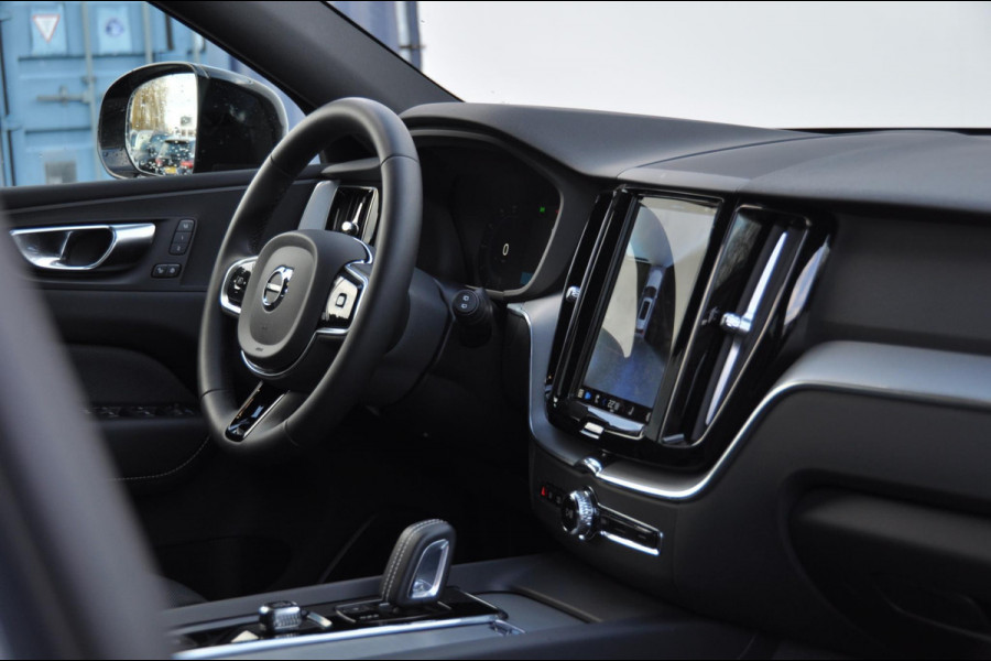 Volvo XC60 B4 197PK Automaat R-Design /Google infotaimentsysteem / Stoel en stuurverwarming/ Elektrische achterklep/ Keyless entry/Adaptieve koplampen/ Parkeersensoren met 360 Camera/ Adaptieve cruise control/ Elektrische stoel met geheugen/ Apple CarPlay