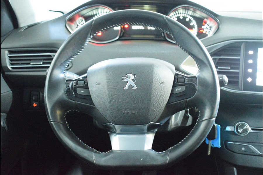 Peugeot 308 1.2 PureTech Style TREKHAAK | NAVIGATIE | PARKEERSENSOREN | E.C.C. | 86.746km