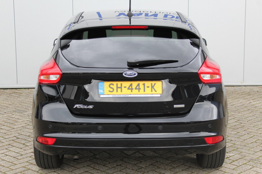 Ford Focus 1.0-125pk Titanium. Nette en goed onderhouden Ford Focus hatchback in de luxe Titanium uitvoering. Volautm. airco dual, cruise control, navigatie, telefoonvoorb., keyless entry-keyless go, LM wielen, verwarmd voorraam, parkeersensoren v~a etc.