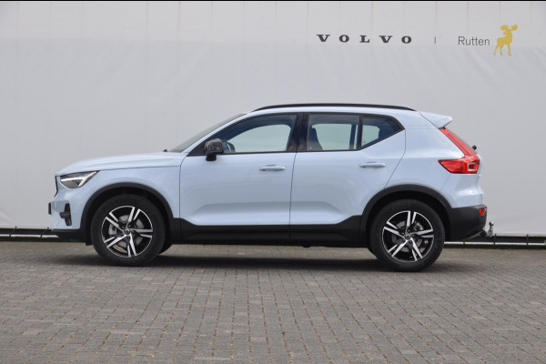 Volvo XC40 B4 211PK Automaat Plus Dark / Pilot assist / Semi-elektrisch inklapbare trekhaak / Google Services / Adaptive cruise control / Achteruitrij camera / Harman Kardon audio / Elektrisch bedienbare voorstoelen /