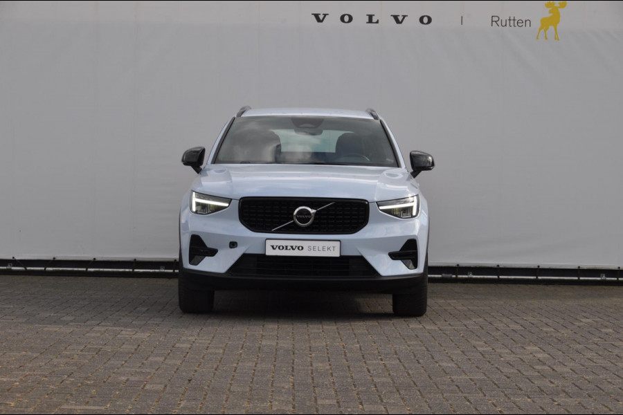 Volvo XC40 B4 211PK Automaat Plus Dark / Pilot assist / Semi-elektrisch inklapbare trekhaak / Google Services / Adaptive cruise control / Achteruitrij camera / Harman Kardon audio / Elektrisch bedienbare voorstoelen /