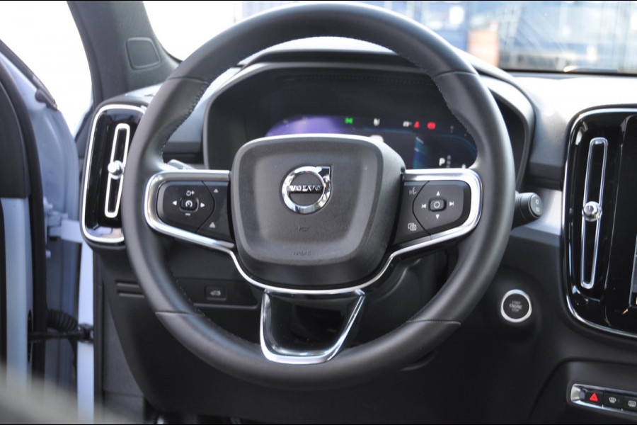 Volvo XC40 B4 211PK Automaat Plus Dark / Pilot assist / Semi-elektrisch inklapbare trekhaak / Google Services / Adaptive cruise control / Achteruitrij camera / Harman Kardon audio / Elektrisch bedienbare voorstoelen /