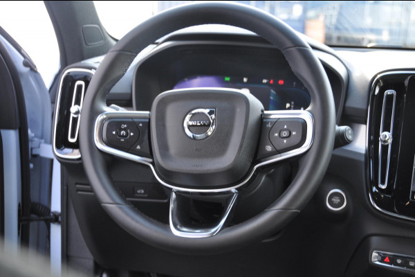 Volvo XC40 B4 211PK Automaat Plus Dark / Pilot assist / Semi-elektrisch inklapbare trekhaak / Google Services / Adaptive cruise control / Achteruitrij camera / Harman Kardon audio / Elektrisch bedienbare voorstoelen /