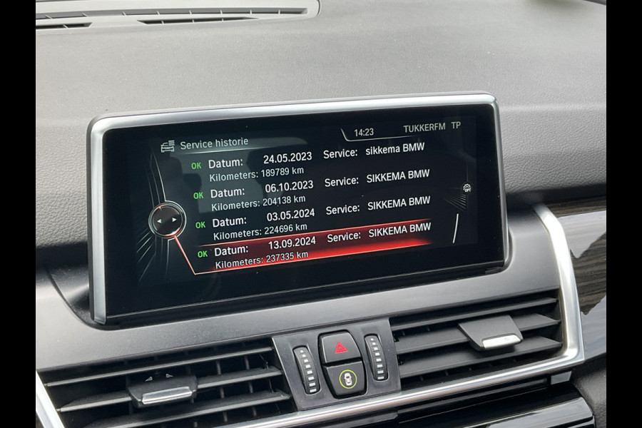 BMW 2 Serie Active Tourer 218d Luxury HUD Pano Trekhaak Leder Elek.klep VOL OPTIES!