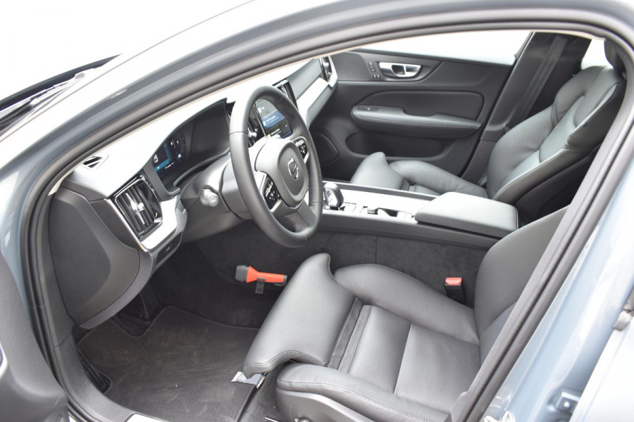 Volvo V60 B4 211PK Automaat Plus Dark / Driver assist / Moritz lederen bekleding / Elektrische stoelen / DAB+ / Google Navigatie