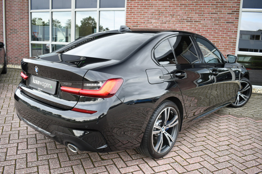 BMW 3-serie 330e M-Sport Shadowline 19inch HiFi Stuurverw