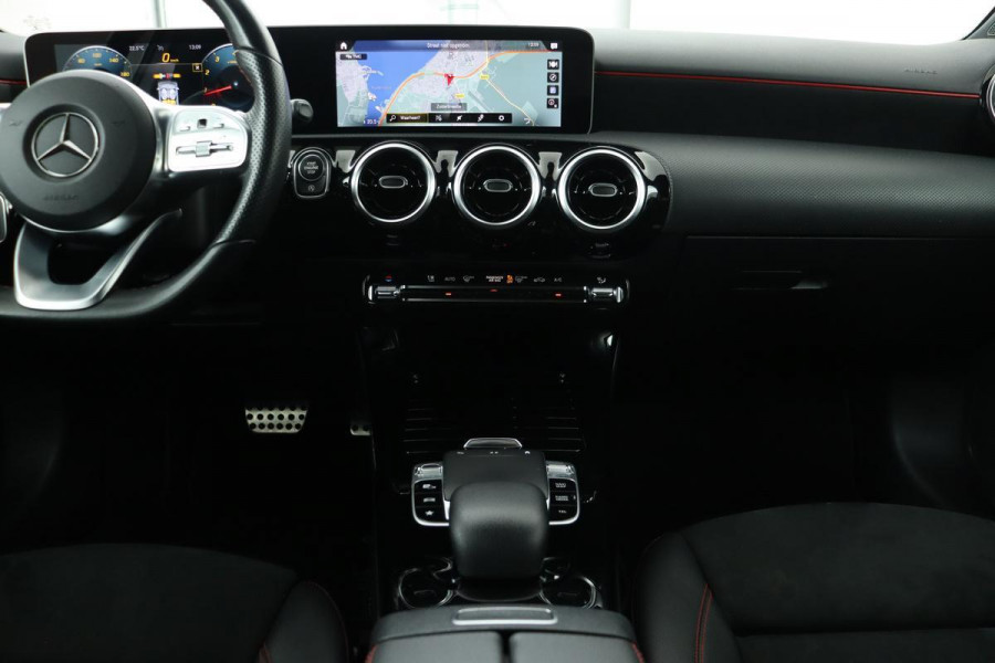 Mercedes-Benz A-Klasse 180 AMG | Carplay | Trekhaak | Widescreen | Stoelverwarming | Camera | Half leder | Navigatie | Park Assist | Sportstoelen