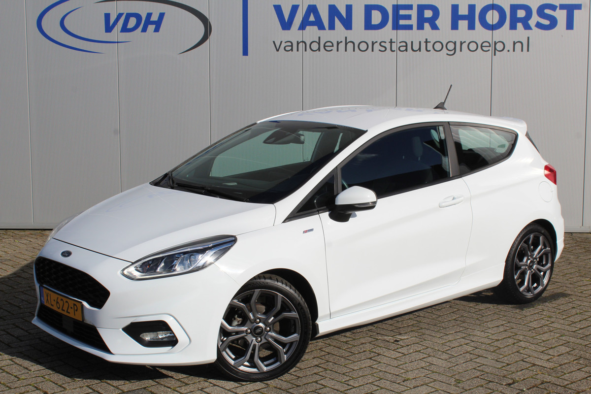 Ford Fiesta 1.0-125pk EcoBoost ST-Line. Erg nette en sportieve Ford Fiesta ! Volautomatische airco, LM wielen, cruise control, lane assist, parkeersensoren, verwarmd voorraam, navigatie, telefoon voorb., trekhaak etc.