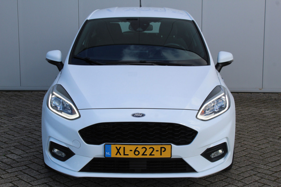 Ford Fiesta 1.0-125pk EcoBoost ST-Line. Erg nette en sportieve Ford Fiesta ! Volautomatische airco, LM wielen, cruise control, lane assist, parkeersensoren, verwarmd voorraam, navigatie, telefoon voorb., trekhaak etc.