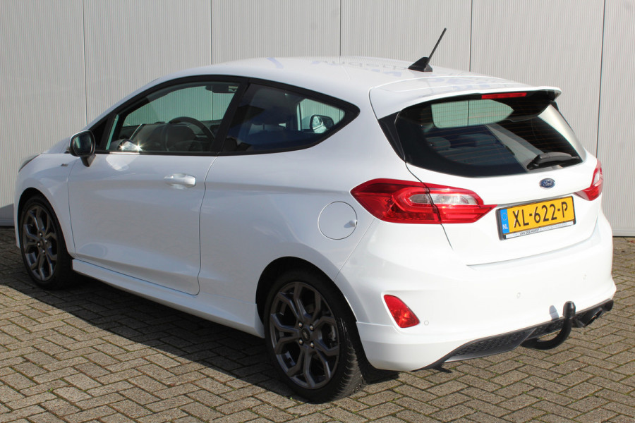 Ford Fiesta 1.0-125pk EcoBoost ST-Line. Erg nette en sportieve Ford Fiesta ! Volautomatische airco, LM wielen, cruise control, lane assist, parkeersensoren, verwarmd voorraam, navigatie, telefoon voorb., trekhaak etc.