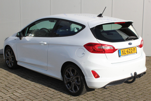 Ford Fiesta 1.0-125pk EcoBoost ST-Line. Erg nette en sportieve Ford Fiesta ! Volautomatische airco, LM wielen, cruise control, lane assist, parkeersensoren, verwarmd voorraam, navigatie, telefoon voorb., trekhaak etc.